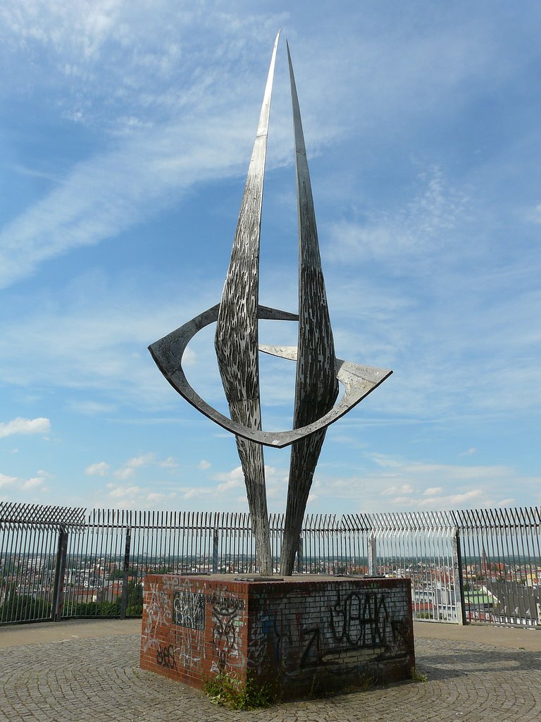 Denkmal der Wiedervereinigung auf der Flakturmruine im Volkspark Humboldthain by www.stephangrund.de