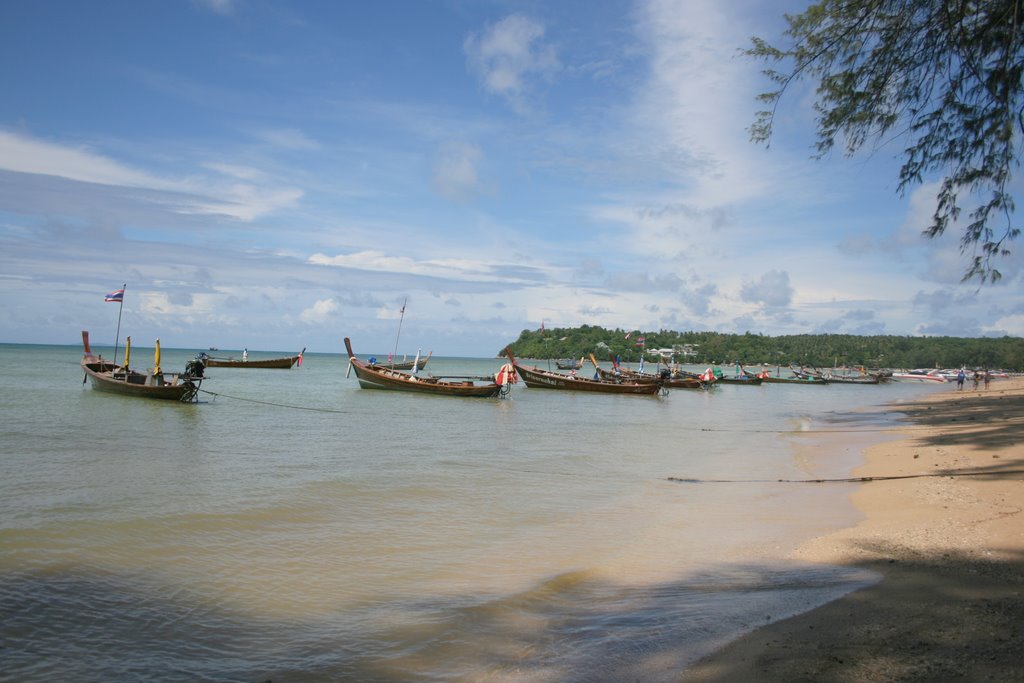 Rawai beach, fishing boats by cheldasiore