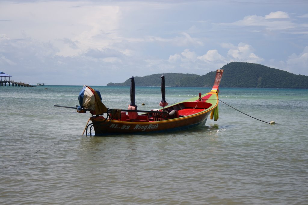 Rawai beach, nice fishing boat by cheldasiore