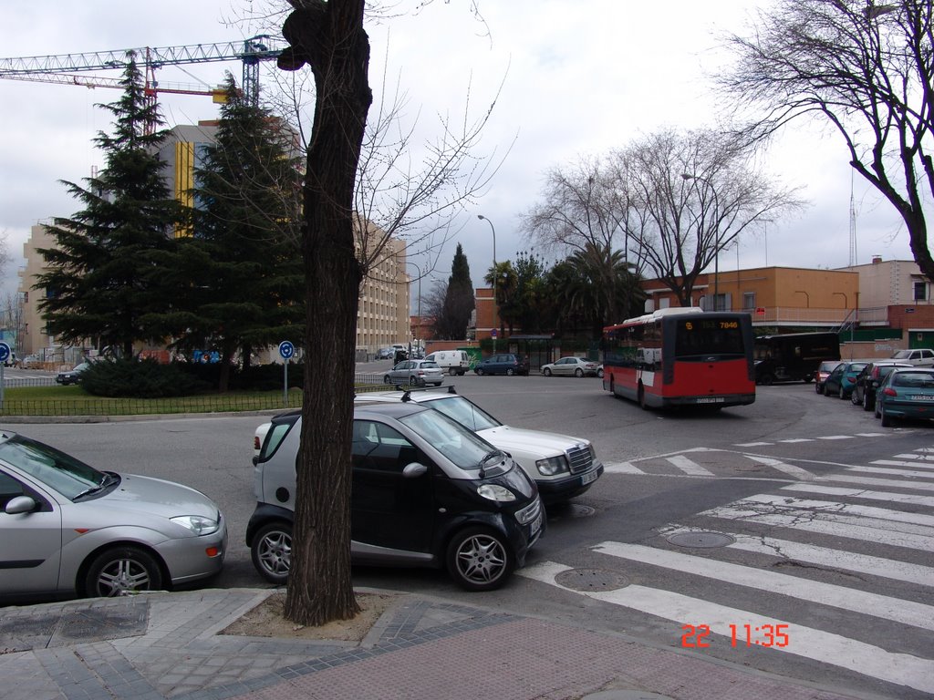 Plaza Cronos.Ejemplo de tránsito fluido sin semáforos by Jesús González