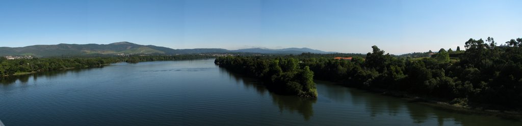 Minho River, seen from the Friendship Bridge. by ambs