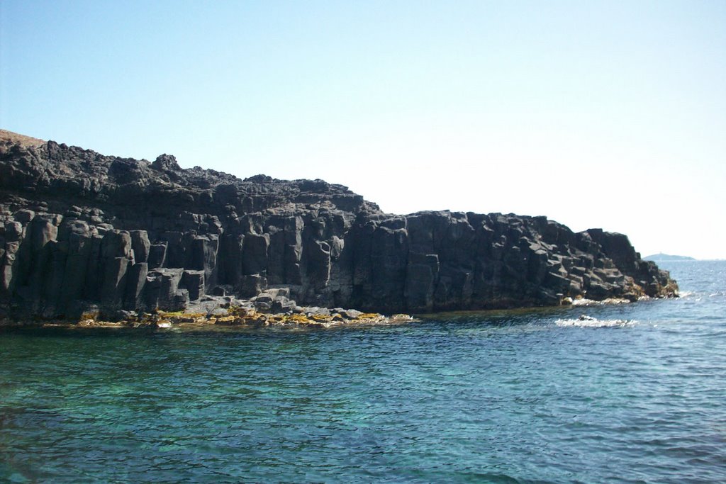 Les orgues basaltiques du Cap Nègre by Claude Soumagne