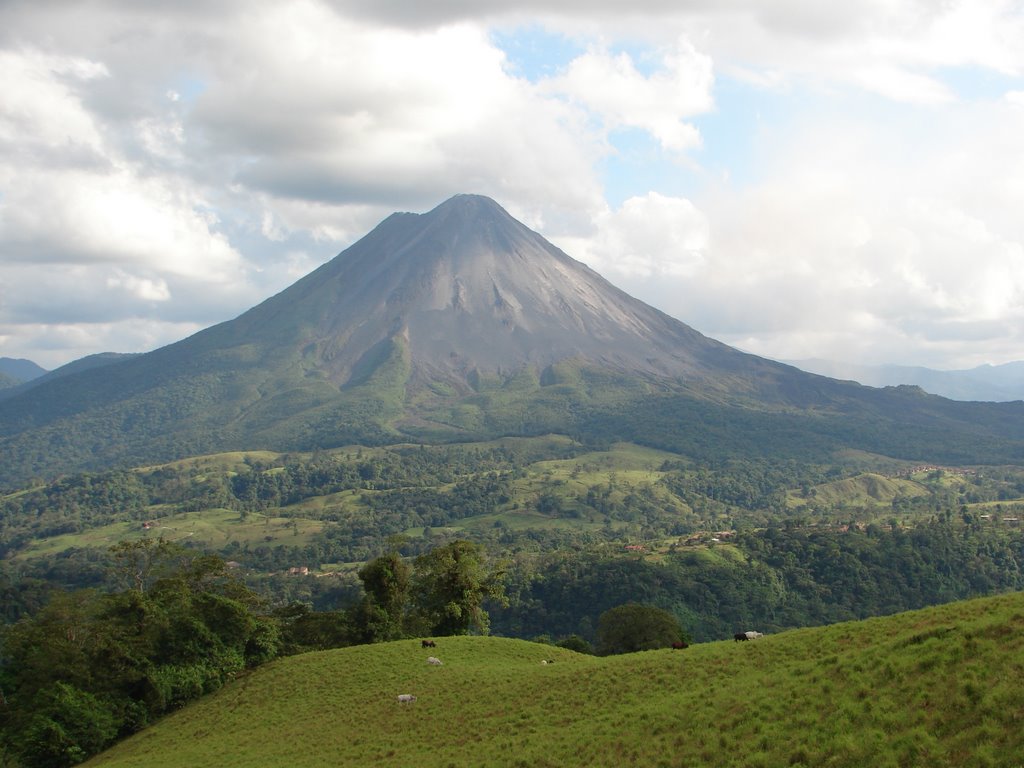 Volcan arenal by Alex Ulloa