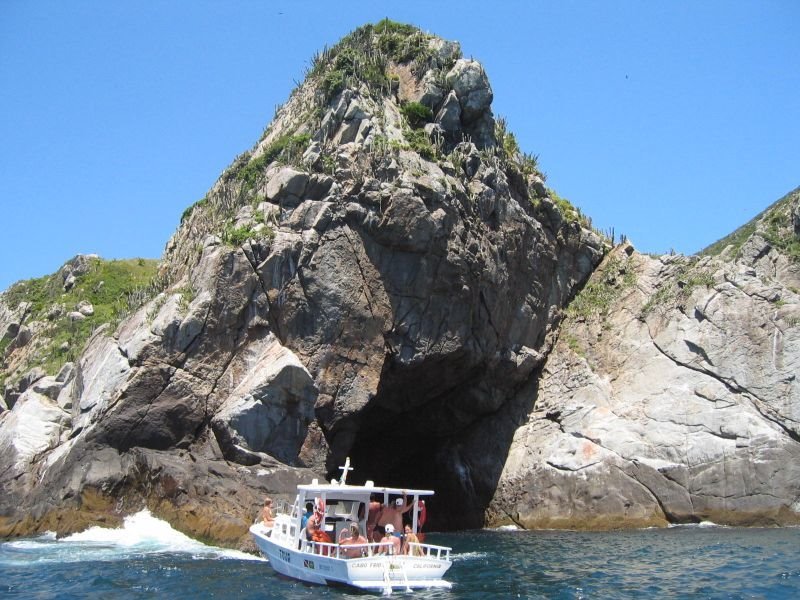 Gruta em Arraial do Cabo-RJ by Wildener Araújo