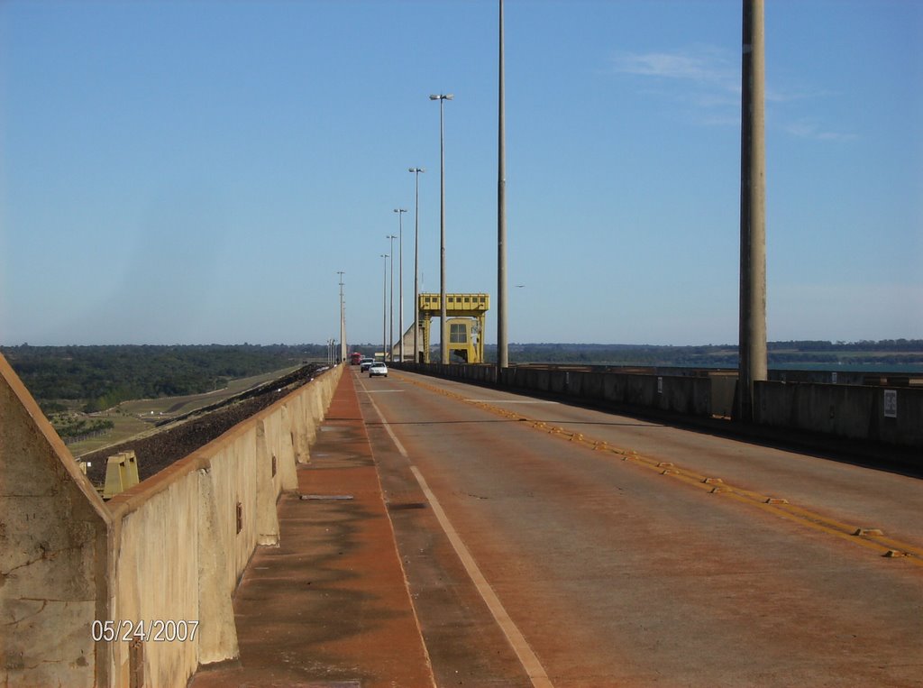 Pista em cima da Usina de Ilha Solteira by Paulo Furlan