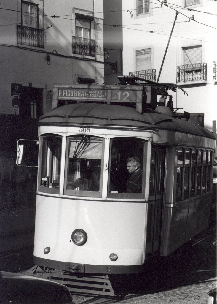 Tranvia Lisboa by Eduardo Manchon