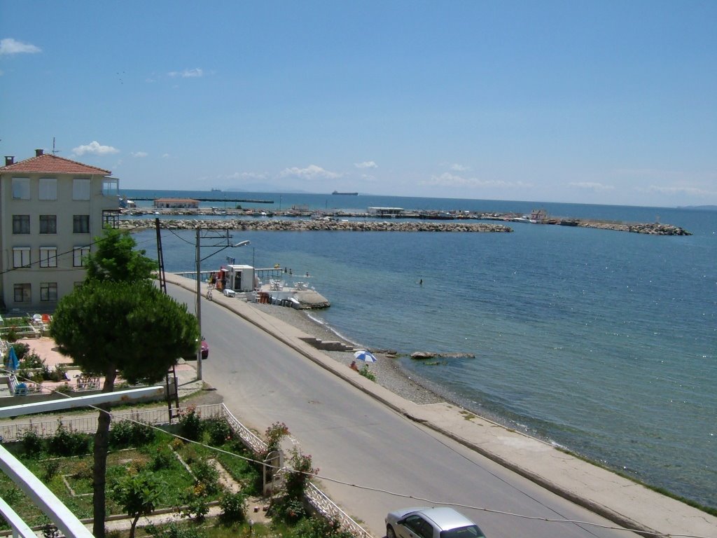 Deniz Sitesi - Martı Apartmanı'ndan sahil by TUNCER TEKYILDIK