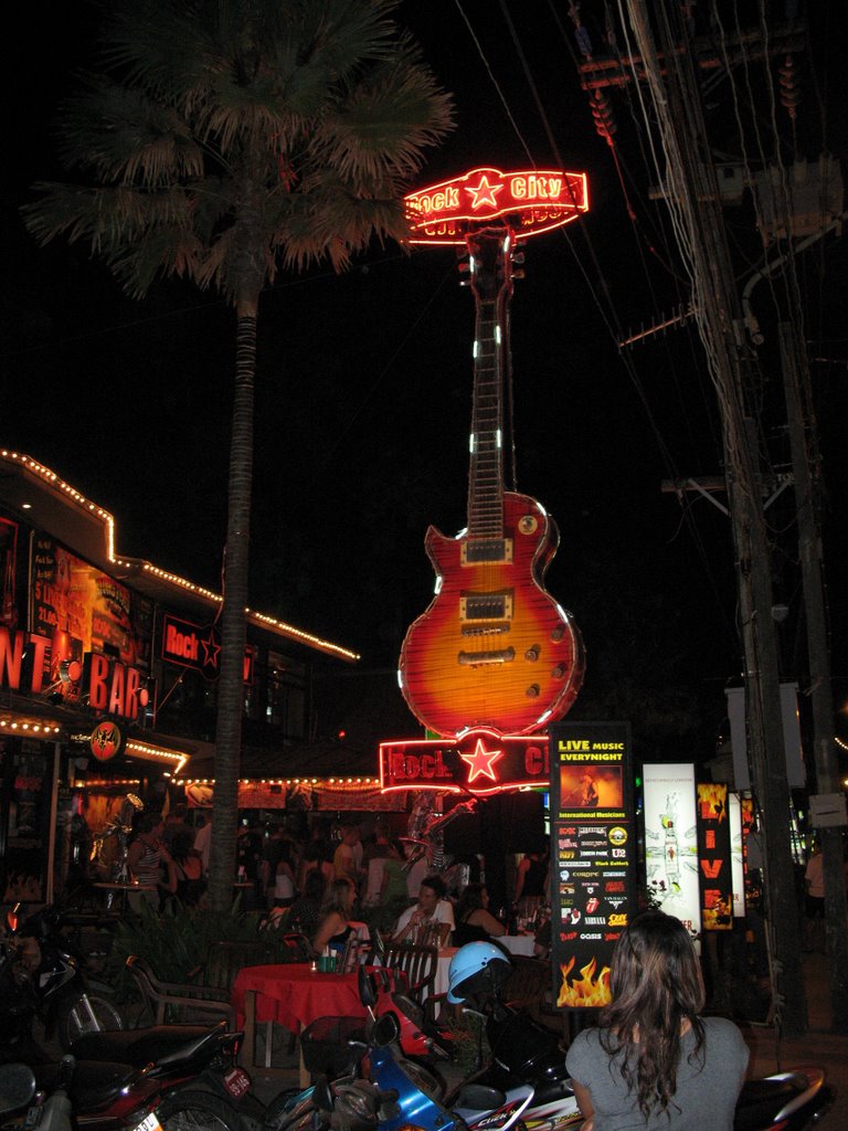 The bar in Patong Beach,Phuket 普吉巴东海滩的酒吧 by parker.leon