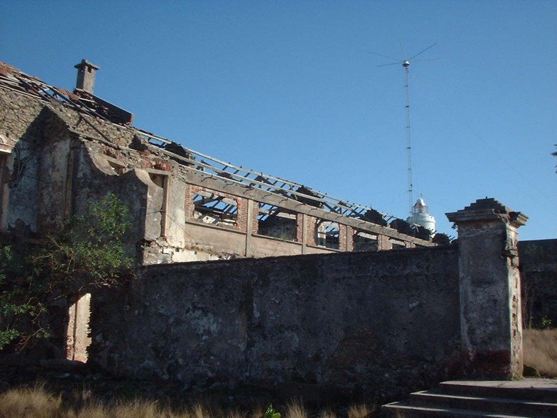 Faro desde las ruinas by cabezotas