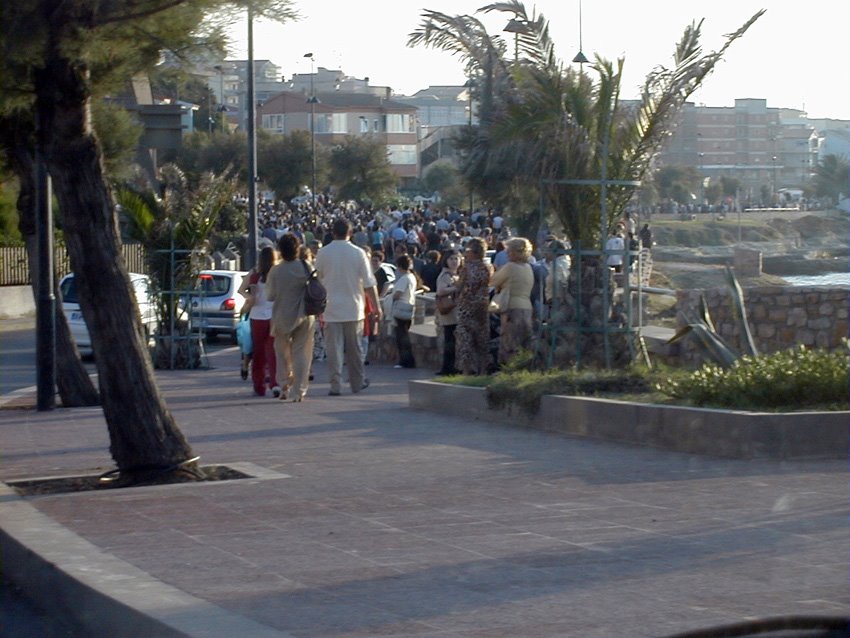 Porto Torres, folla di fedeli in processione con i Santi Martiri Turritani Gavino, Proto e Gianuario verso la Basilica di San Gavino by Gavino Ruggiu