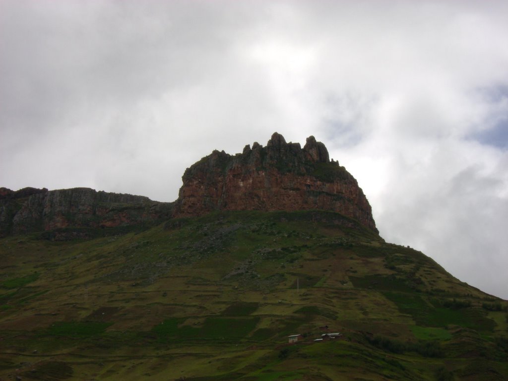 Corona del Inca 1 by Walter Beteta Pacheco.