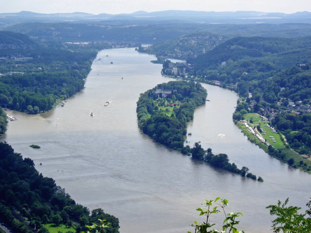 Insel "Nonnenwerth" im Rhein, vom "Drachenfels" aus fotografiert by Heinz Gansweidt