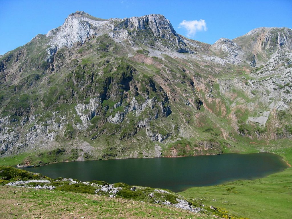 Picos Albos y Lago Cerveriz by La Casa del Chiflón