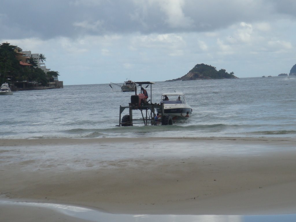 Praia da Enseada-trator e barco by Mauro Antonio Boff