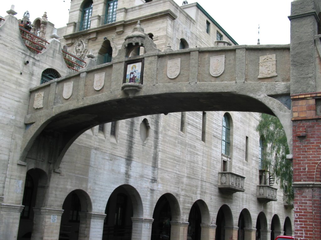 Mission Inn - footbridge by pmyoungtx