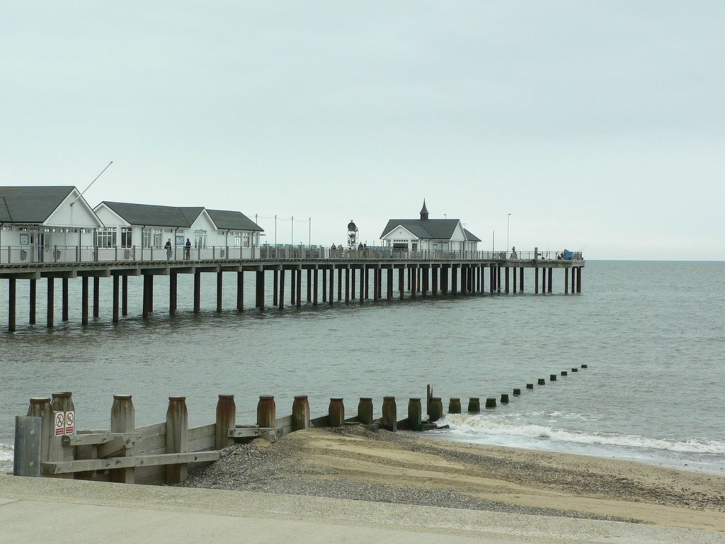 New pier at Southwold - June 08 by RogerSmith1946