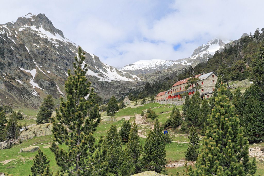 Le refuge Wallon, le plus grand des Pyrénées by Jean Guillo