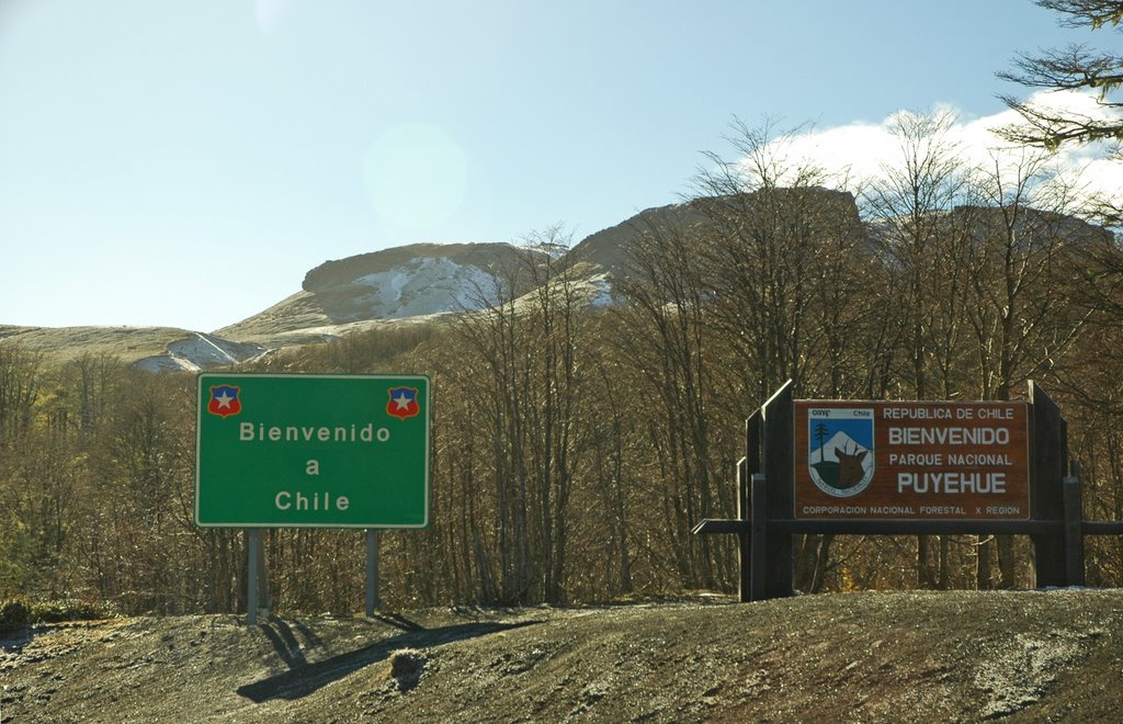 Crossing the border from Chile to Argentina, Chile side by kluke