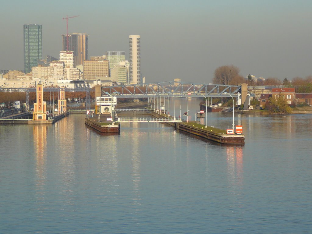 Suresnes, Water-gate - view from Pont de Suresnes by Jabusan