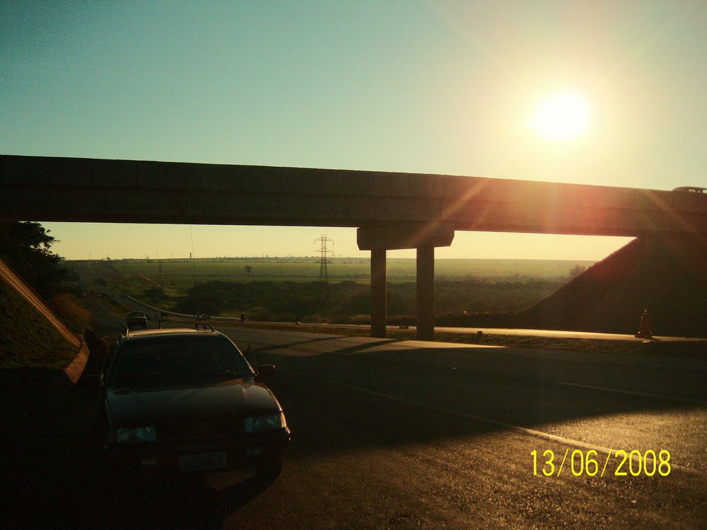 Por do sol no viaduto ja construido, compare com a foto do guindaste no início das obras by Semeão.