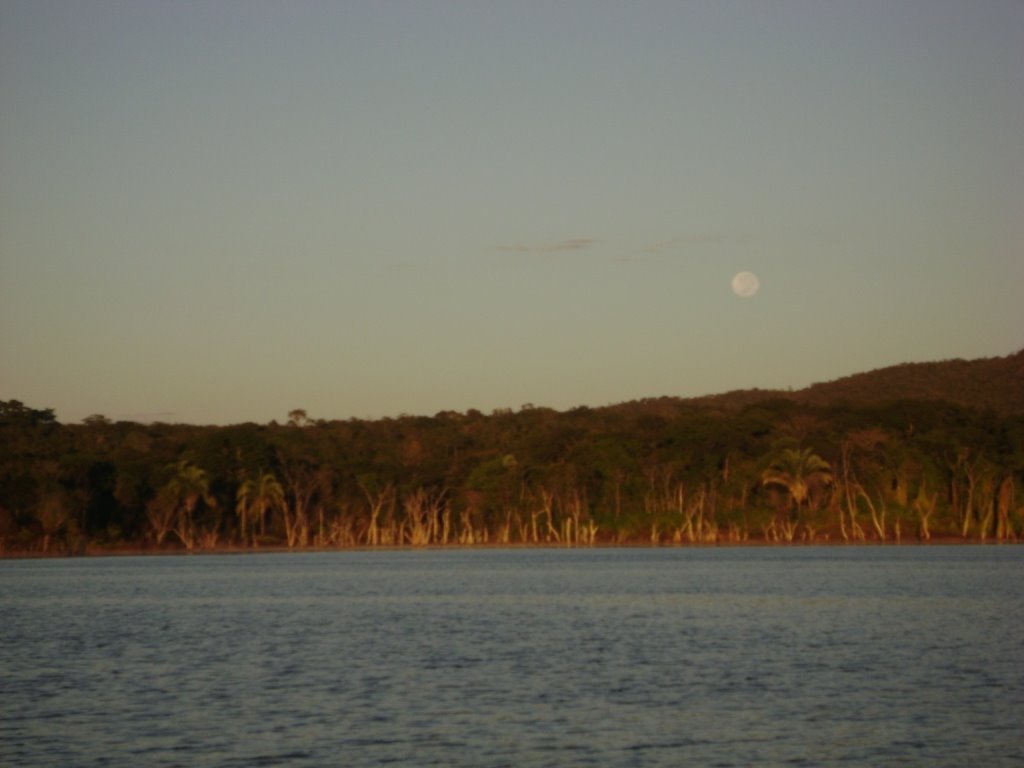 Belo amanhecer com a lua cheia ainda no céu, já clareando... by Paulo Noronha