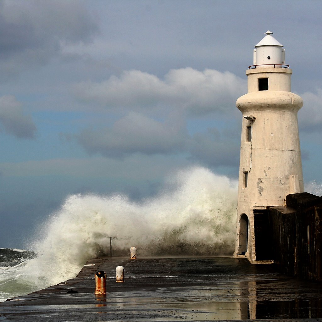 Macduff Lighthouse by vinwatt