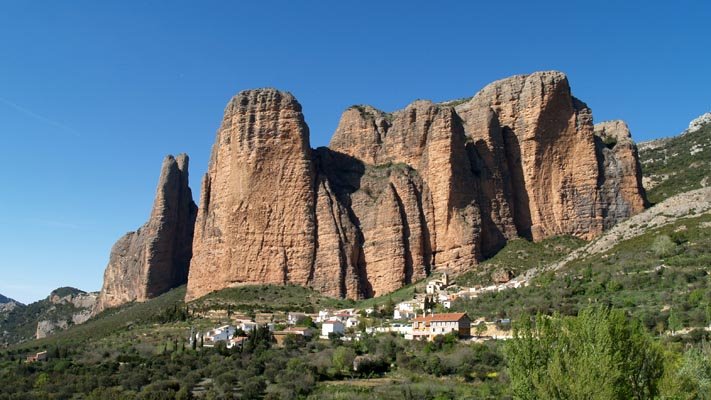 Mallos de riglos by guilhem vidal