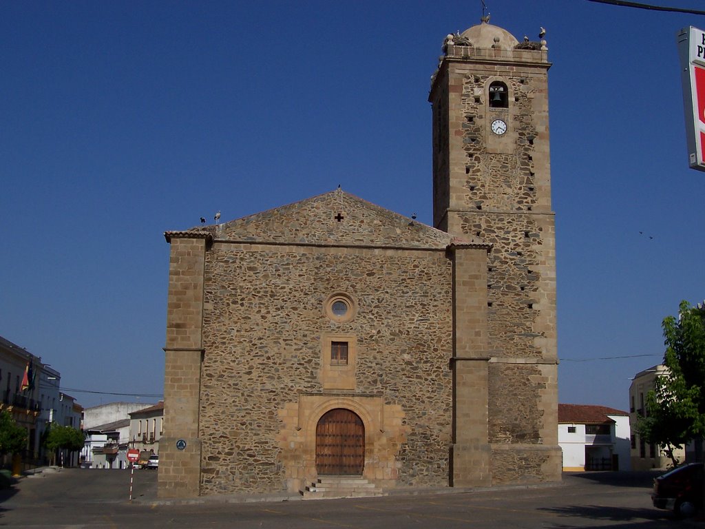 Fachada principal Iglesia San Juan Bautista by Madrigalexo