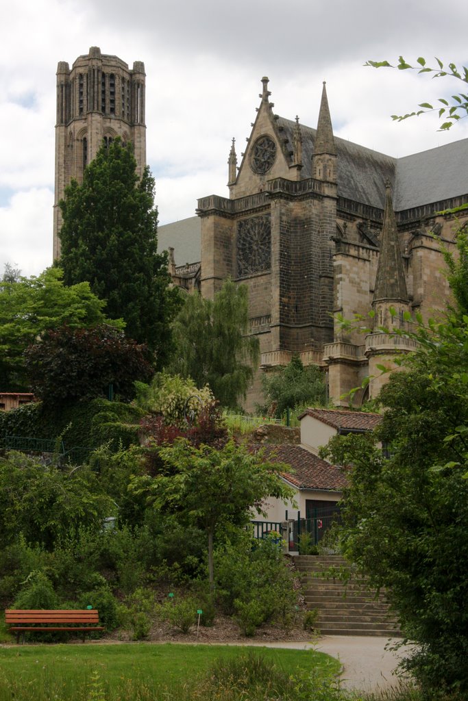 Limoges : le transept et le clocher vus du jardin by macrobert