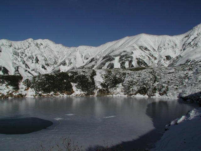 立山(真砂岳、別山)と みくりが池 Mikuriga-ike lake in Murodoū by miyo0117