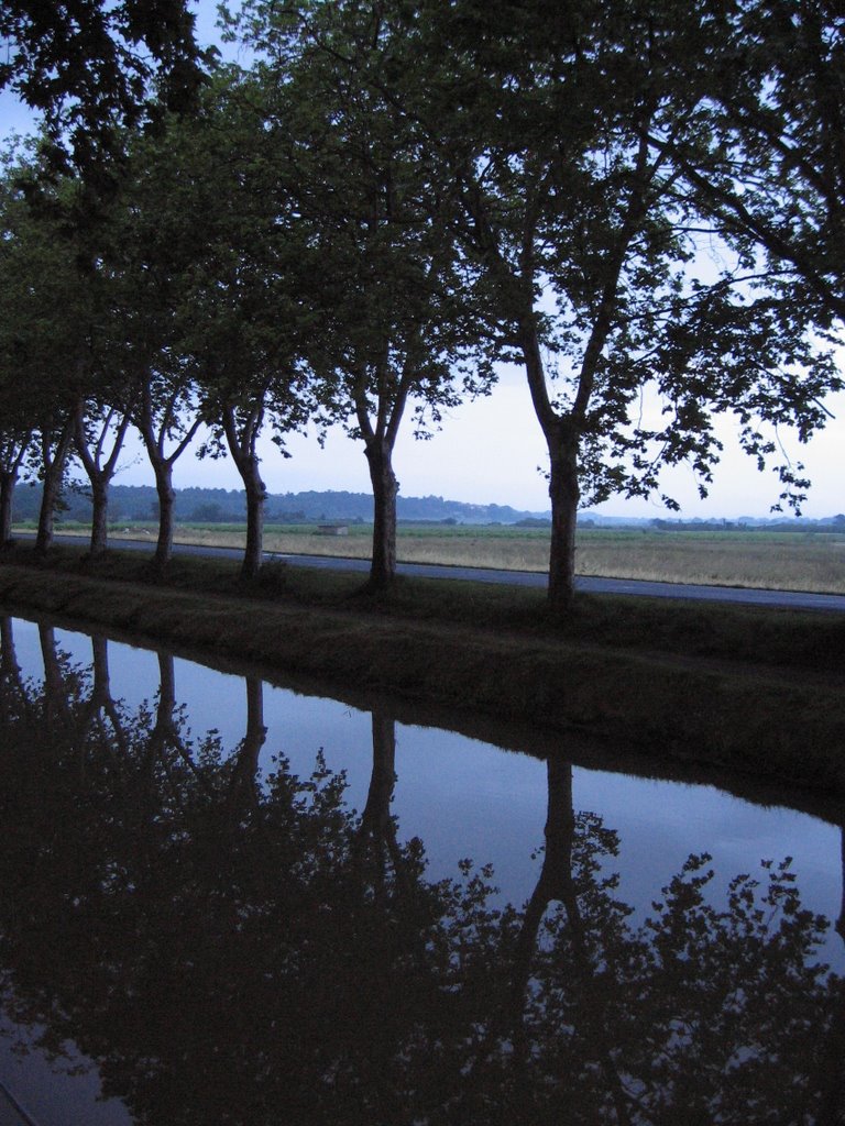 Crépuscule sur le Canal du Midi by Josimon