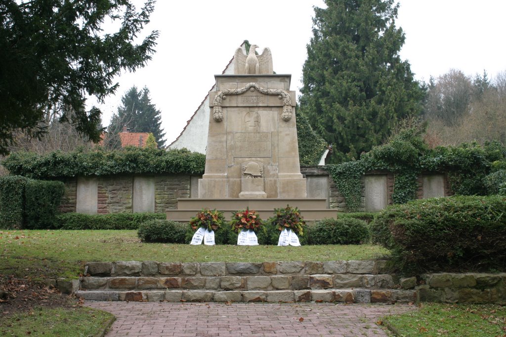 Ehrenmal Almena by Dennis Brandt