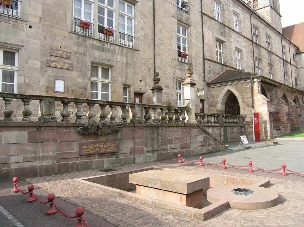 Terrasse de l'abbaye et Monument aux Morts by LAHUPPE