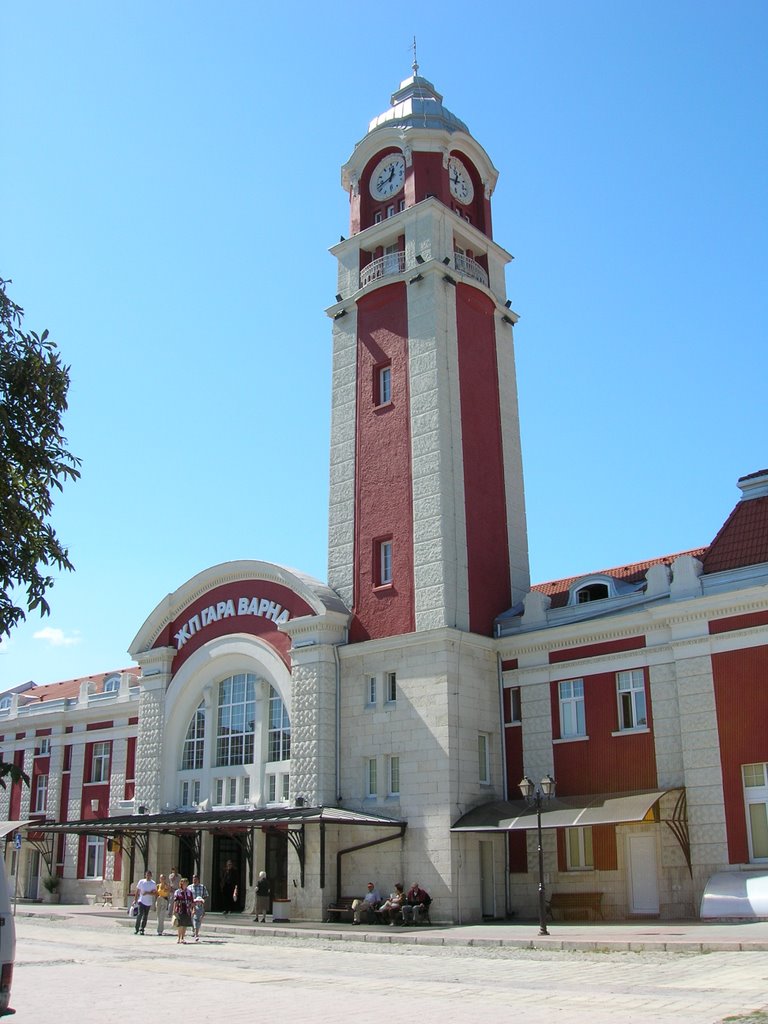 Varna Railway Station by jamesripon