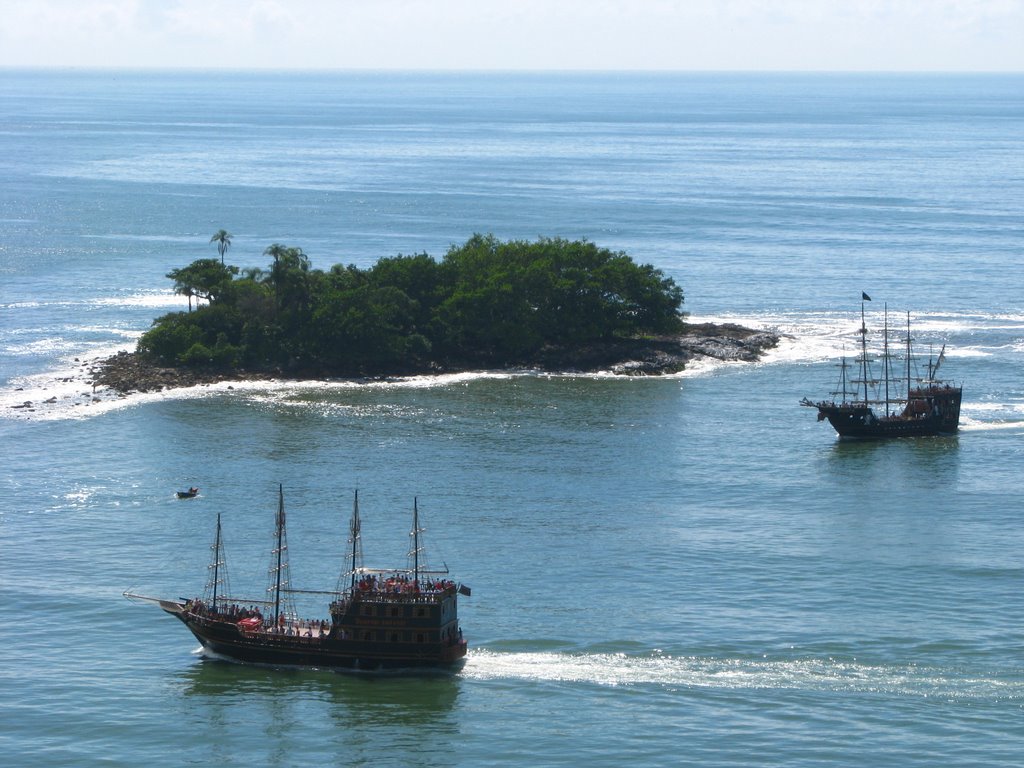 Ilha das Cabras e barcos piratas vista do Ed Imperatriz by Lucio Schwarz