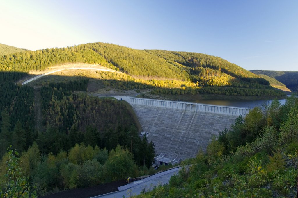 Staumauer der Talsperre Leibis in der Abenddämmerung by curio77