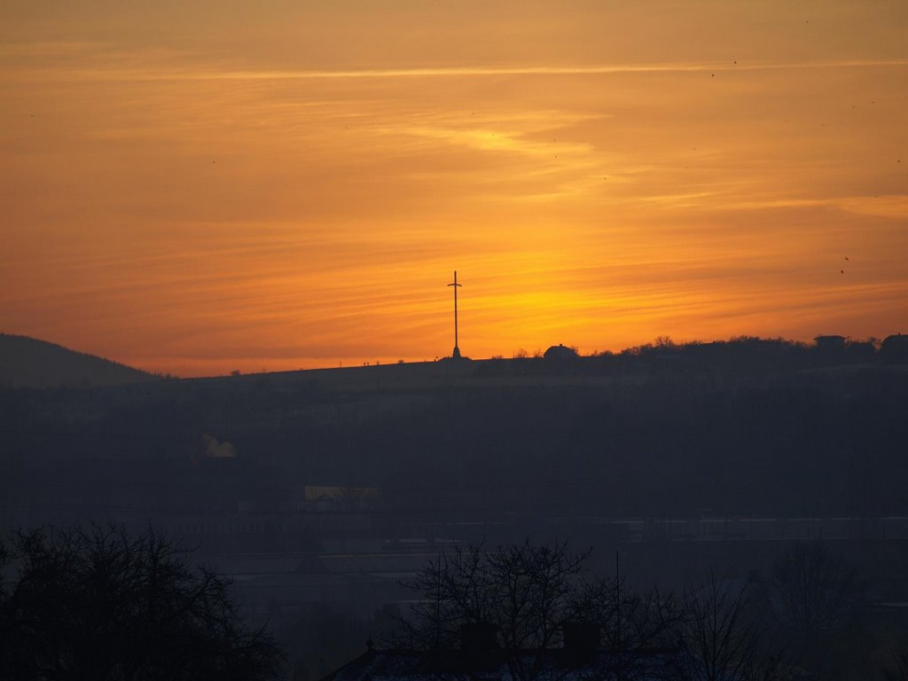 Krzyż Trzeciego Tysiąc Lecia na wzgórzu trzy lipki widok z Komorowic by MajkelBB