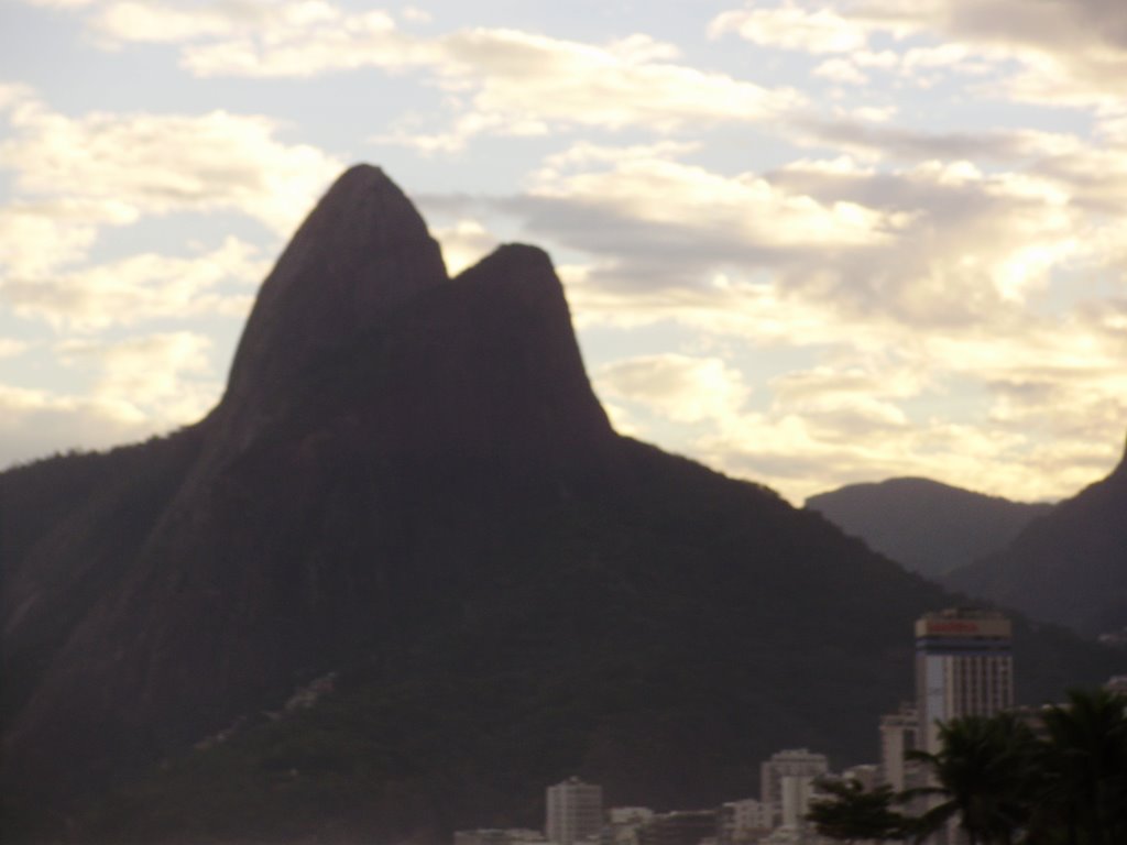 Ipanema - Dois Irmaos by chuzla