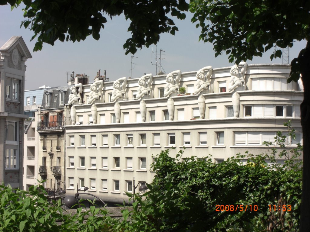 Frauenfassade in Paris by BloODwIN