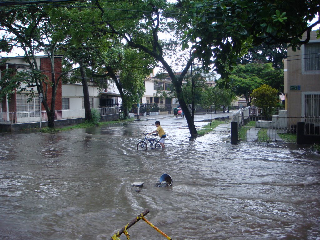 INUNDACION Cra 32 A B/ CHAMPAGNAT by carlos alberto arang…