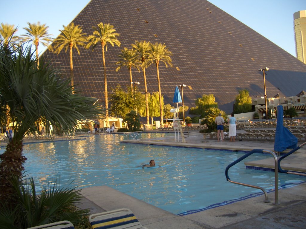 Las Vegas Hotel Luxor Pool, Nov.2005 by Manfred Siebke