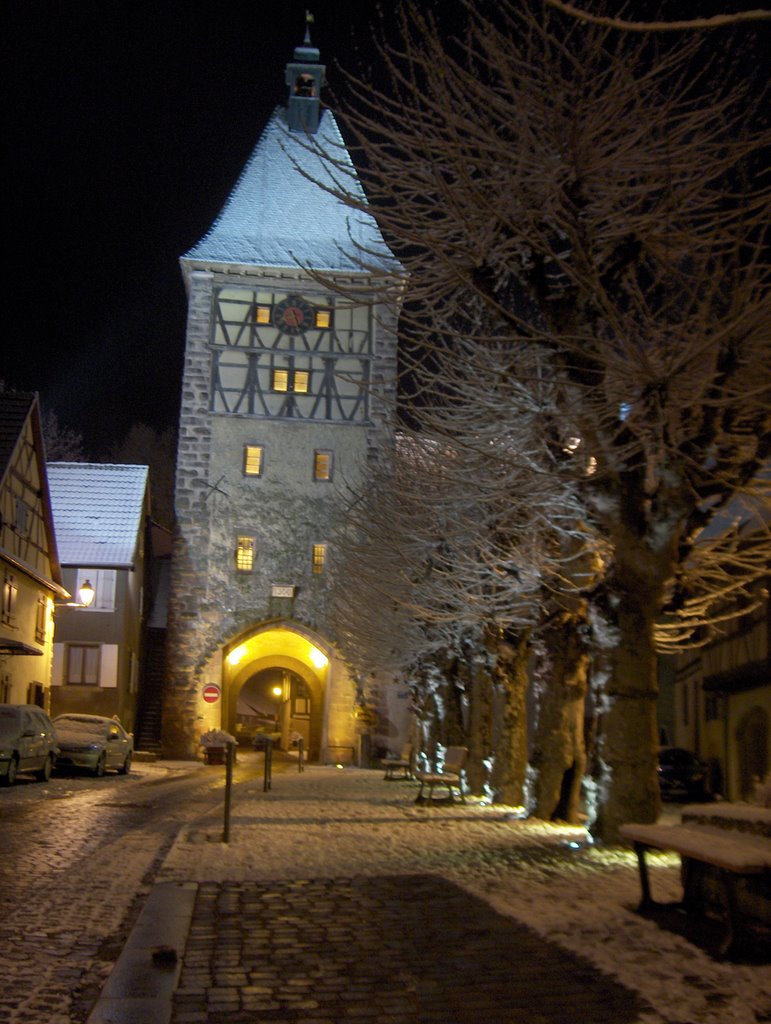 Porte haute la nuit en hiver by Pascal Bosshardt