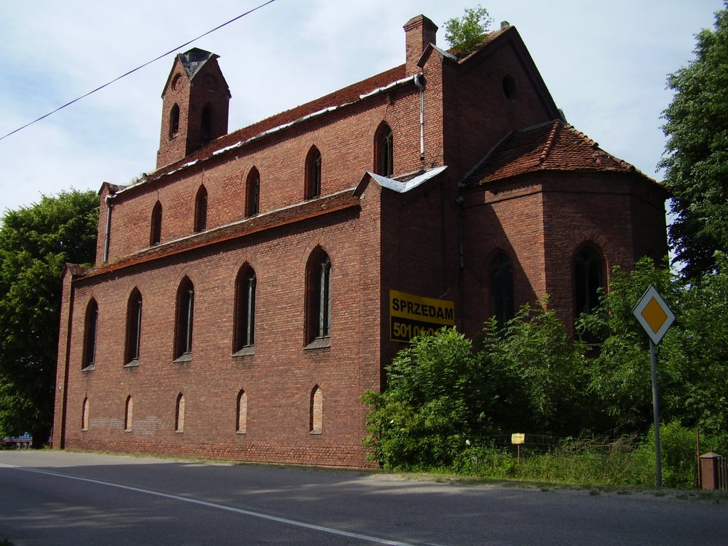 Ruiny neogotyckiego kościoła ewangelickiego wybudowanego w XIX wieku z czerwonej cegły. by tedesse