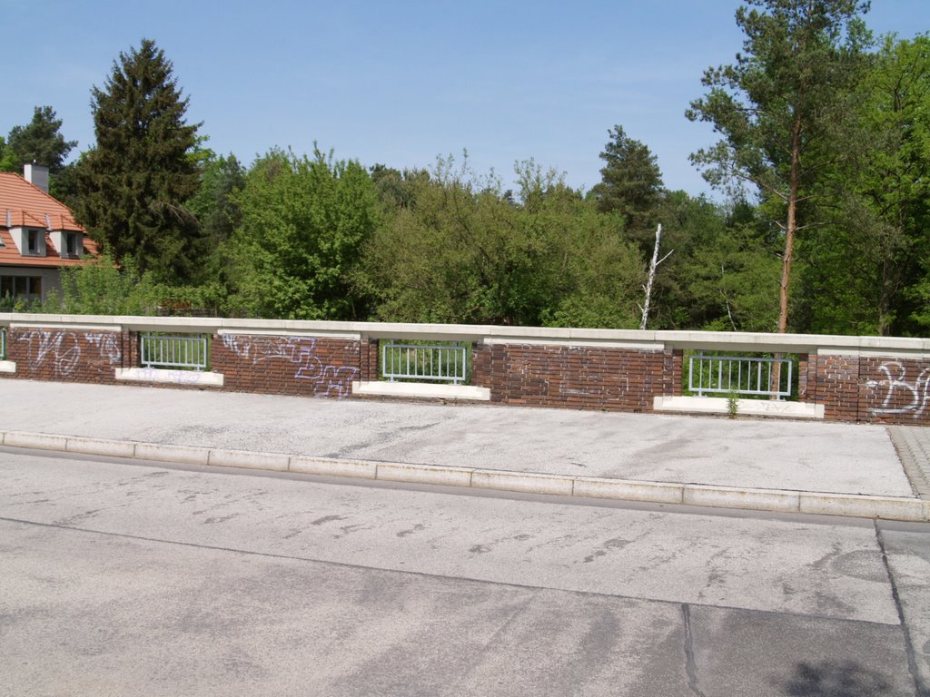 Straßenbrücke über die stillgelegte S-Bahn nach Stahnsdorf [05/08] by Erik Heller