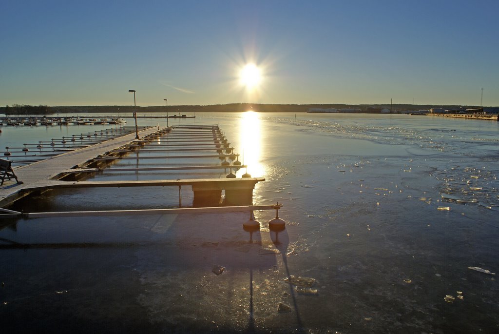 Frozen harbour by Nicklas Kwist