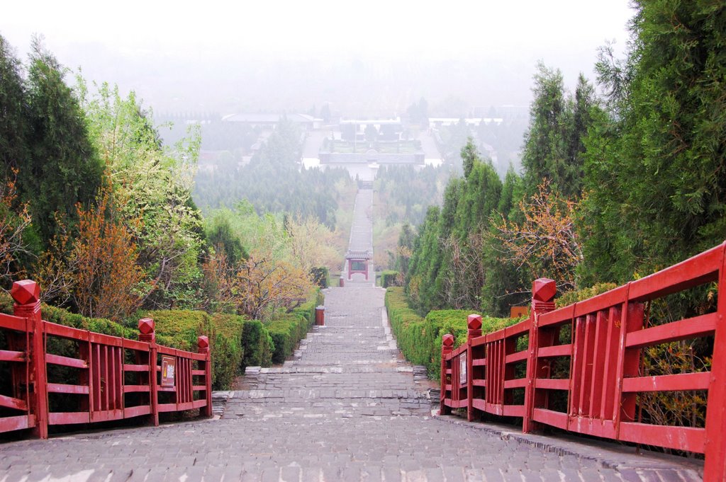 始皇陵俯瞰（View from the peak of Qin Shi Huang's Mausoleum） by 依水居(SHI Tao)