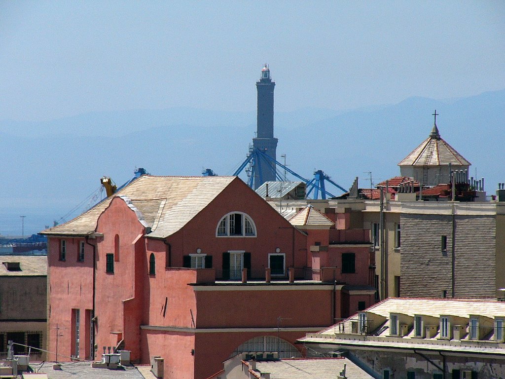 Genua: Blick vom Turm der Porta Soprana zum alten Leuchtturm by der_odenwaelder