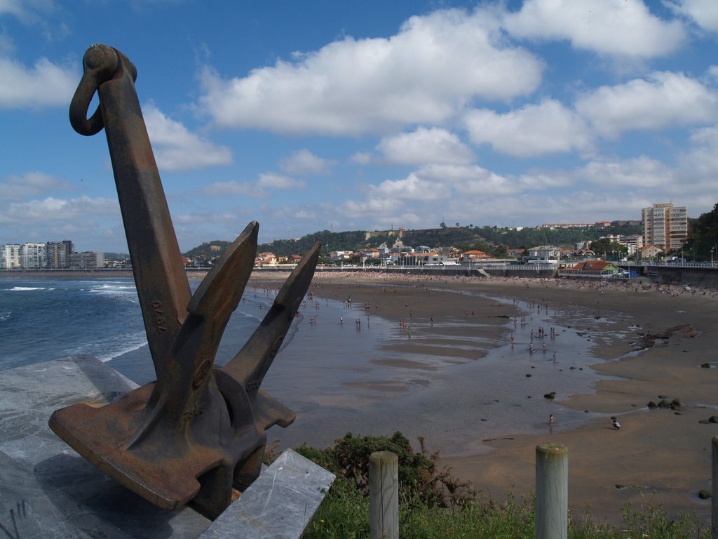 Vista de la Playa de Salinas desde la Peñona, Castrillón (Asturias) by Corticata