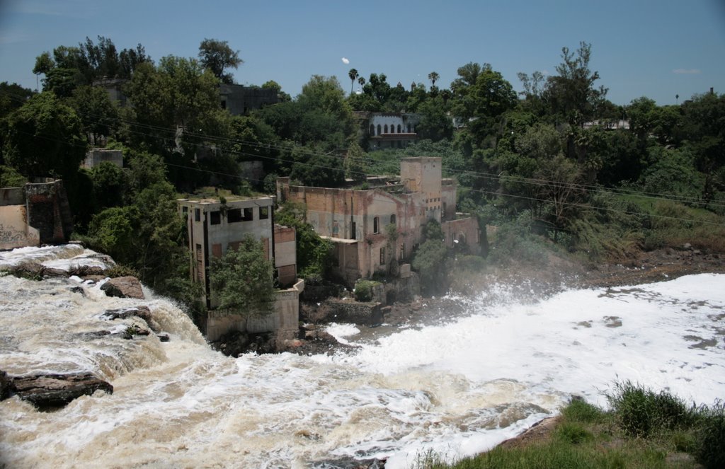 El Salto de Juan Acatlán: Contaminación del rio Santiago. by Hugo Vázquez