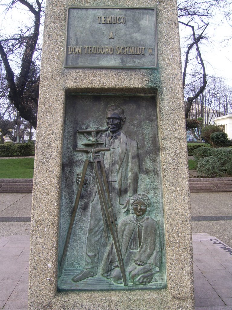 Monumento a don Teodoro Schmidt Weischel by Omar O. Acuña